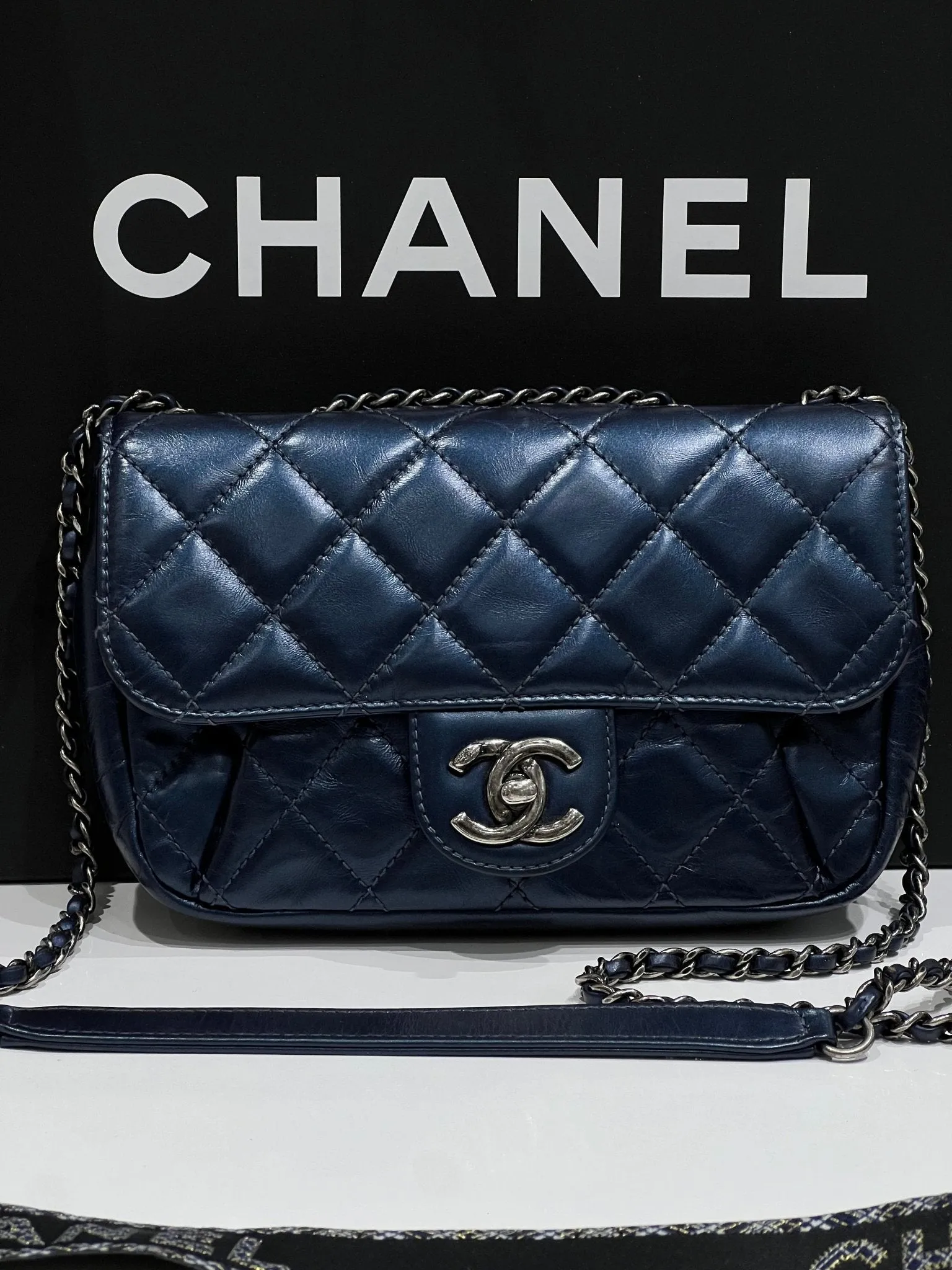 Chanel - petit sac à Rabat cuir bleu irisé