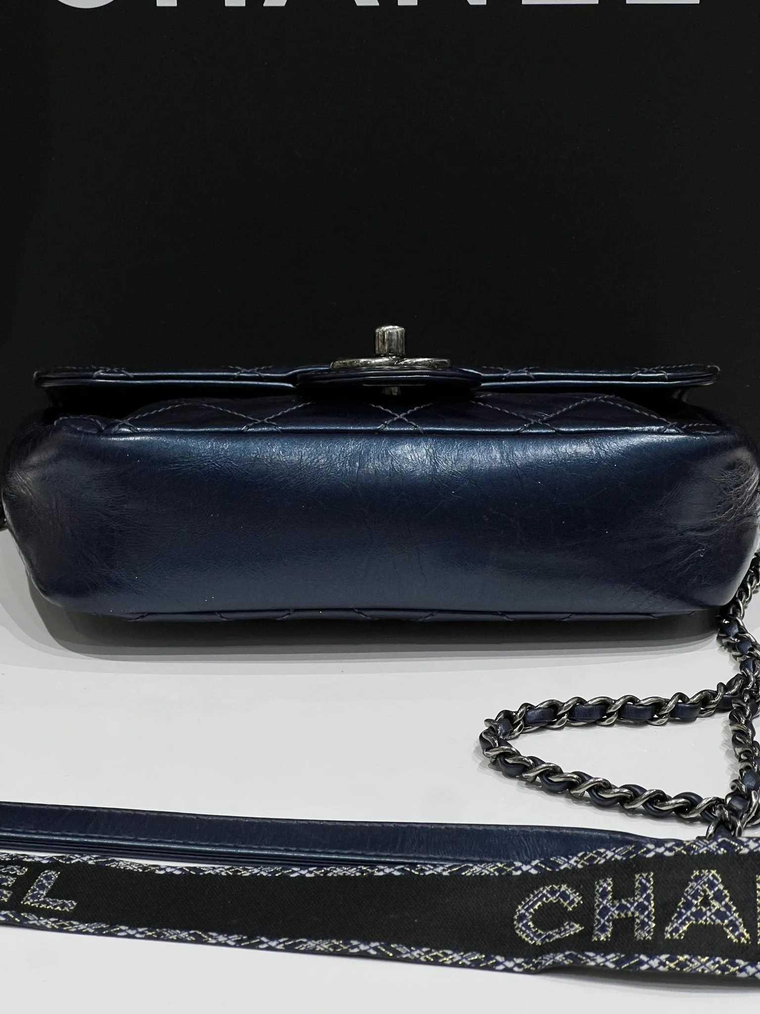 Chanel - petit sac à Rabat cuir bleu irisé