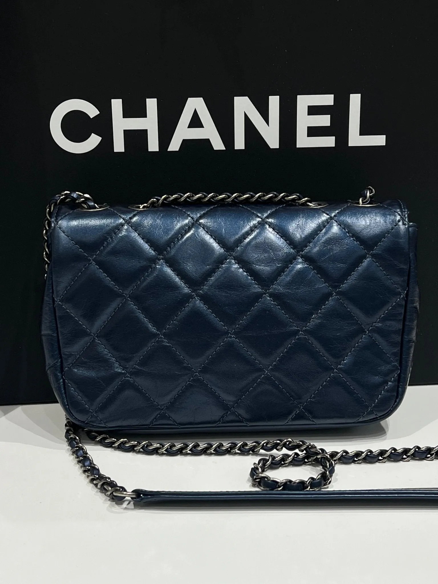 Chanel - petit sac à Rabat cuir bleu irisé
