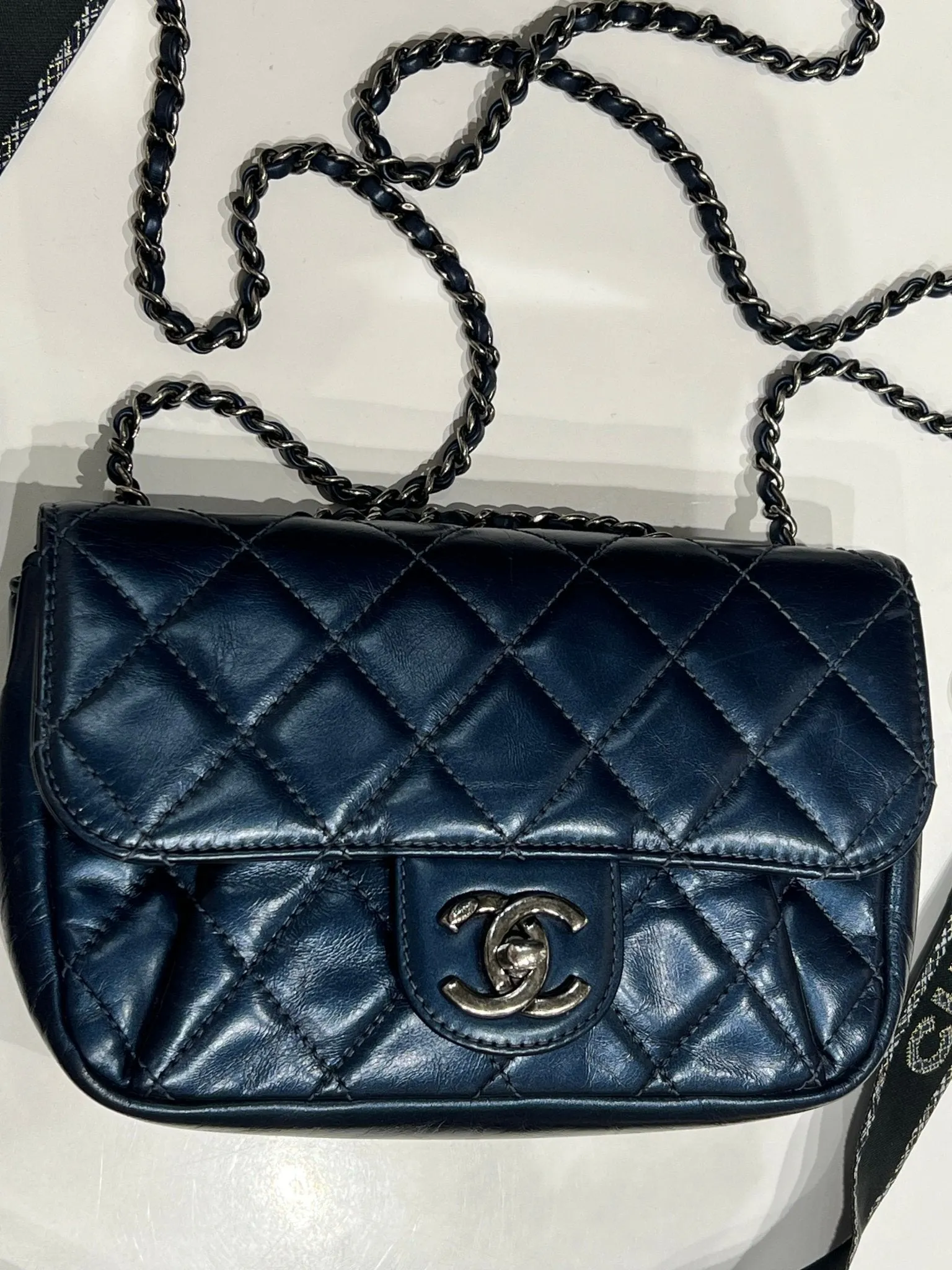Chanel - petit sac à Rabat cuir bleu irisé